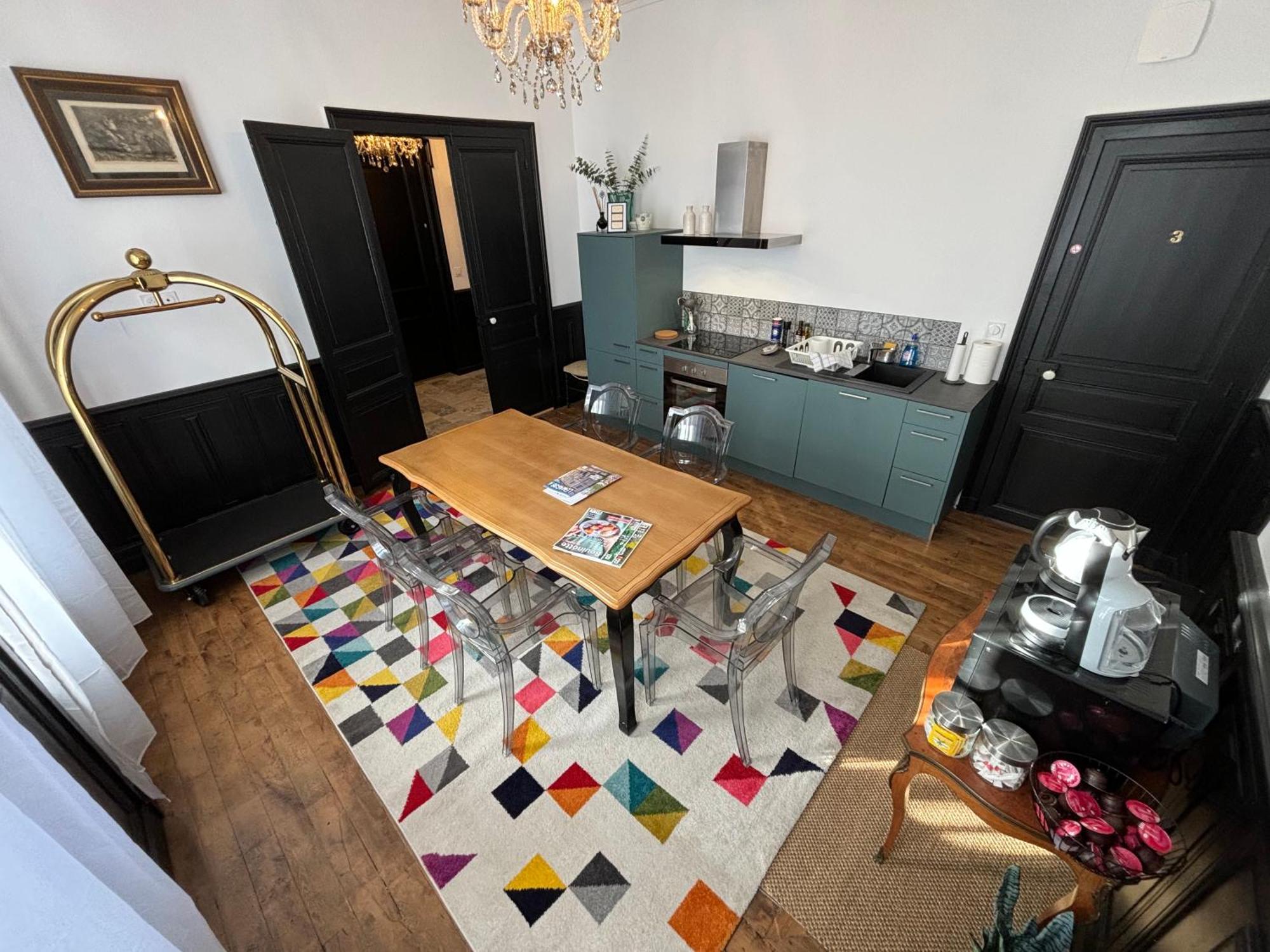 Maison A La Guitarde - Hotel Particulier Hippolyte ชาโตรูซ์ ภายนอก รูปภาพ